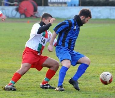Madau e a destra Grilli, due delle colonne del Piombino oggi costretto a vincere per sperare nella promozione 