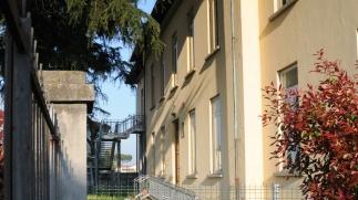 Il giardino inagibile della scuola materna di Picciorana: il Comune non ripara il cancello pedonale rotto (Vip)