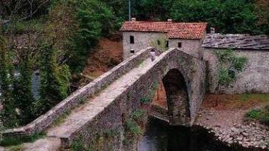 Il sindaco di Piteglio Claudio Gaggini e le ex dogane al ponte di Castruccio   