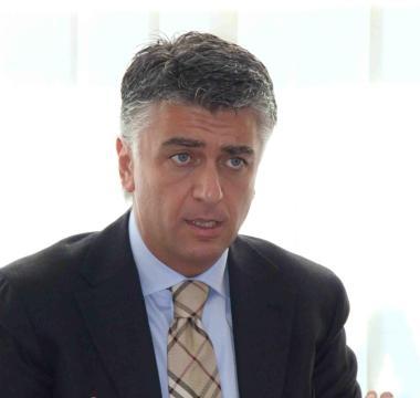 Lex-sindaco di Pietrasanta Massimo Mallegni e accanto lhotel Mondial di Tonfano  