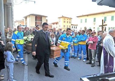 Una folla ieri mattina ai funerali di Martina Bardelli      