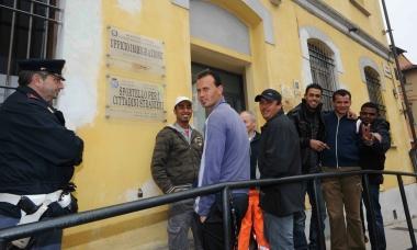 Alcuni dei profughi in fila all’ufficio immigrazione di via Saffi