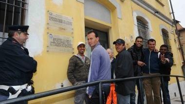 Alcuni dei profughi in fila all’ufficio immigrazione di via Saffi