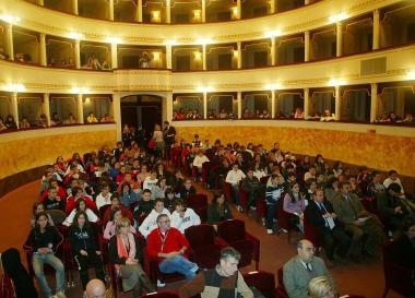 La platea del teatro Pacini e il presidente dellAtp Giuseppe Grattacaso   