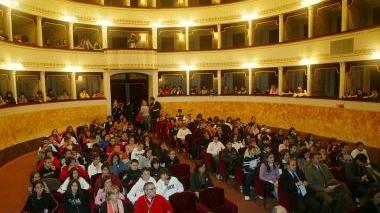 La platea del teatro Pacini e il presidente dell’Atp Giuseppe Grattacaso