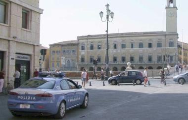 Una volante della polizia in centro 