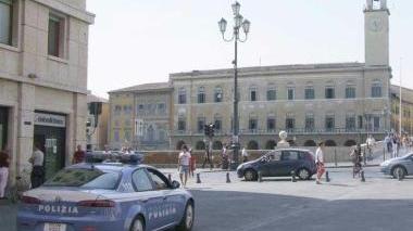 Una volante della polizia in centro