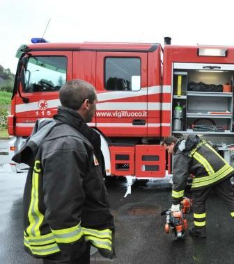 Una squadra di vigili del fuoco al lavoro 
