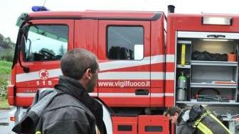 Una squadra di vigili del fuoco al lavoro