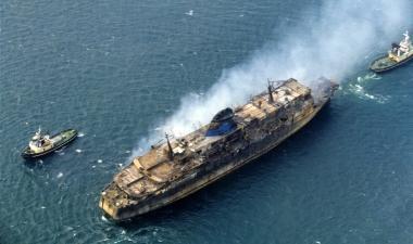 Una foto aerea del Moby Prince la mattina dopo la tragedia 