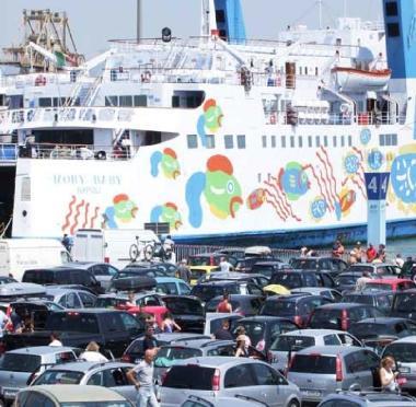 Auto in fila agli imbarchi per lElba, gli operatori sperano di confermare i numeri della Pasqua dello scorso anno   
