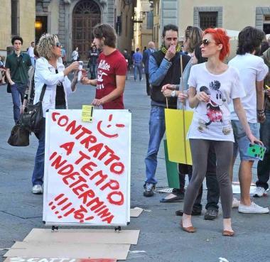 In alto e a fianco i precari in piazza del Duomo     