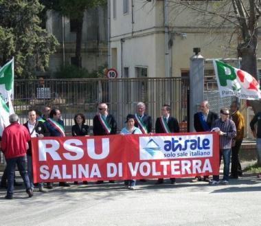 <b>LO STRISCIONE. </b>Sindacati e istituzioni alla salina 