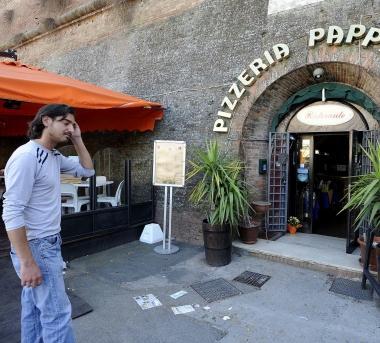 <b>LAGGRESSIONE.</b> Daniele Adami davanti al suo ristorante. Venerd&igrave; sera due uomini sono entrati e hanno picchiato lui e il cuoco dopo aver spaccato la maniglia della porta del locale. Chiamati i soccorsi, lambulanza &egrave; rimasta bloccata dal pilotto di Porta Vecchia che non si &egrave; abbassato 