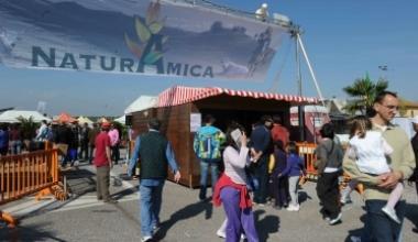 Tre immagini della fiera NaturAmica A destra larrivo del sindaco di Pontedera Simone Millozzi 