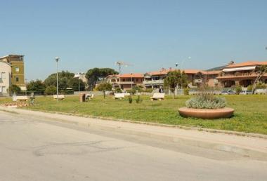 <b>PRATORANIERI </b>In alto il lungomare rimesso a posto gi&agrave; ieri mattina A destra i risultati di un recente raid vandalico 