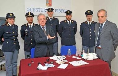 Un momento della conferenza stampa: da sin. il questore Manzo e il capo gabinetto Cutolo 