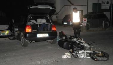 Si schianta contro un'auto e muore centauro di 33 anni