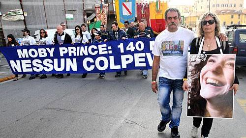 Il corteo e 140 rose rosse per non dimenticare