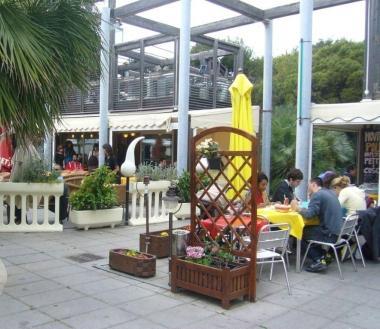 Tavoli e sedie lungo il viale Italia     
