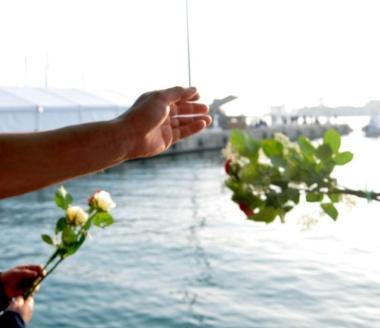 Le persone hanno lanciato in mare alcune rose 