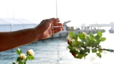 Le persone hanno lanciato in mare alcune rose