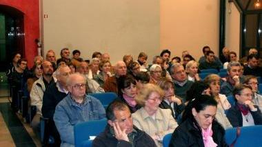 La sala di piazza del Mercato durante l’assemblea sulla mensa dei poveri