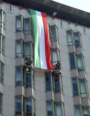 <b>TRICOLORE.</b> I vigili del fuoco appendono la mega bandiera  