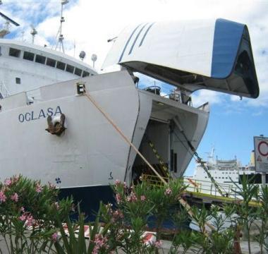 Una nave Toremar in porto 