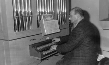 Don Pineschi alle tastiere di un organo 