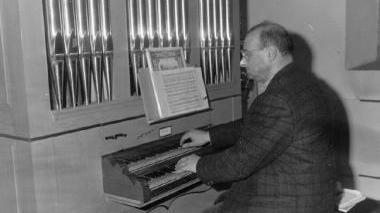 Don Pineschi alle tastiere di un organo