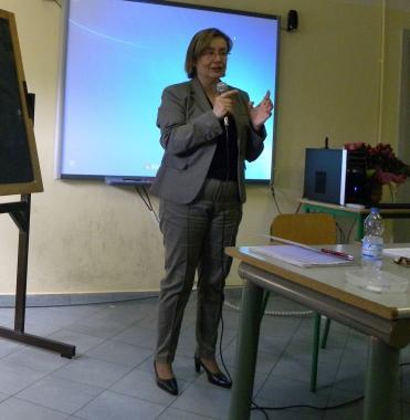 Cecilia Robustelli durante la lezione al liceo classico 