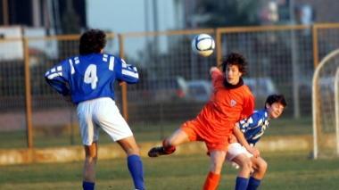 Qui sopra un’azione di una partita di calcio giovanile, in basso a sinistra la squadra Giovanissimi B del Ponzano