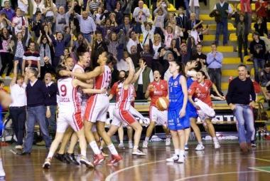 <b>GIOIA E LACRIME. </b>Filippetti abbraccia Bagnara; al centro il tripudio biancorosso al suono della sirena; a destra il pianto di Car&ugrave; (foto Claudio Calderoni)  