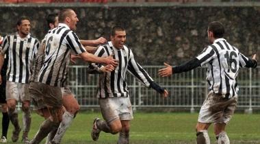 Ceccarelli esulta con i suoi compagni: il bomber ancora in gol 