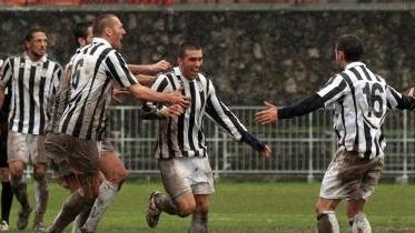 Ceccarelli esulta con i suoi compagni: il bomber ancora in gol
