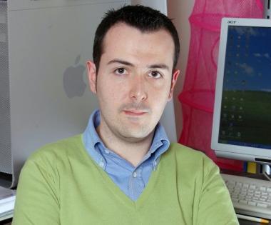 Sopra lo scrittore pontederese Matteo Orsucci; a destra Nicola Legrottaglie, difensore del Milan 