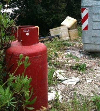 Sopra bombole e rifiuti a Portoferraio, accanto la situazione a Lacona e Cavoli 