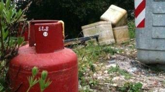 Sopra bombole e rifiuti a Portoferraio, accanto la situazione a Lacona e Cavoli