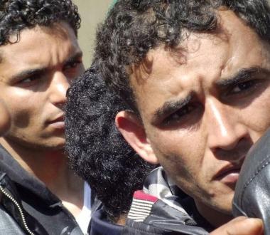 Un primo piano di giovani tunisini 