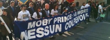 Il corteo che si &egrave; snodato ieri dal Comune fino al porto In strada i parenti delle vittime insieme al comitato della strage di Viareggio e anche tanti rappresentanti delle istituzioni e cittadini comuni         