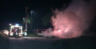 Tre immagini dellincendio divampato nella notte davanti allex centro di raccolta rifiuti del Felciaione a Vada   