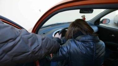 <strong>STALKER.</strong> Ha distrutto il lunotto dell’auto della ex