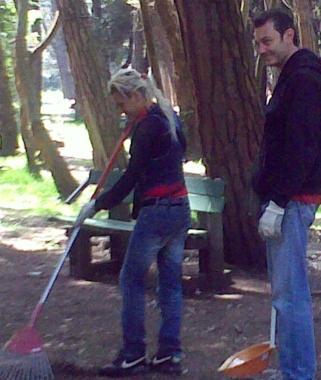 <strong>MANICHE RIMBOCCATE.</strong> Stefano, Cristiana e altri volontari al lavoro; una delle cartine per avvolgere l’hashish