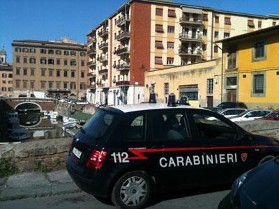 Si getta nel fosso in via degli Avvalorati, gravissima. Soccorsa da un passante