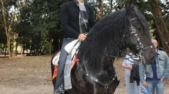 <b>IN SELLA.</b> Andrea Bocelli ritratto a “L’arte del cavallo” in Versiliana