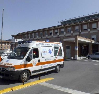 Ambulanza esce da Cisanello 