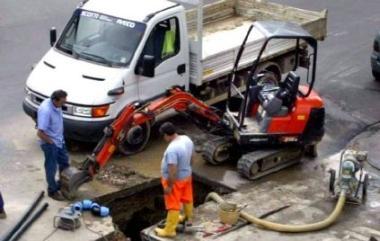 Operai al lavoro sulla rete idrica 