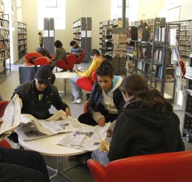 <b>LIBRI &amp; T&Eacute;.</b> Giovani in biblioteca 