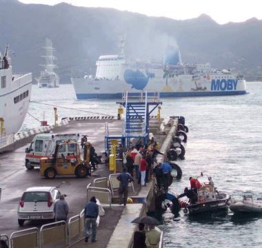 La banchina a Portoferraio: qui attraccano i traghetti per Piombino Presto anche Livorno?  